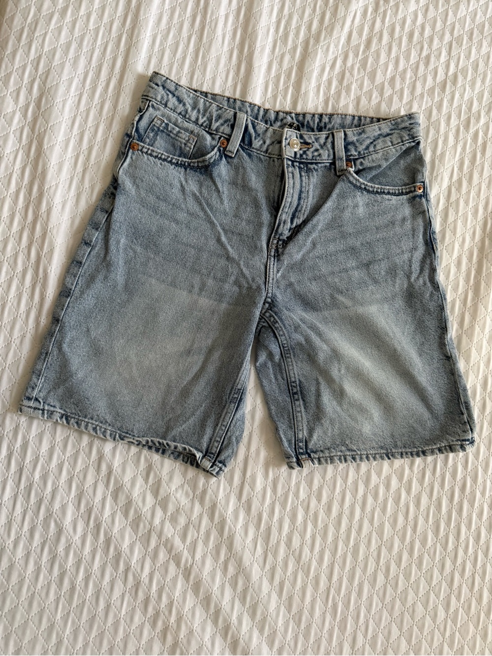 Divided Light Blue Denim Jeans with Contrast Stitching